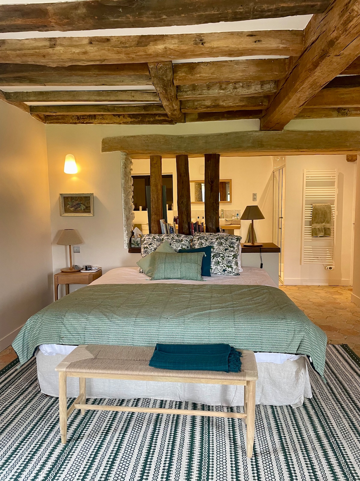 Პირველი სართულის მთავარი ფლიგელი ბუხრით და ღია სააბაზანოთი/ საშხაპით 