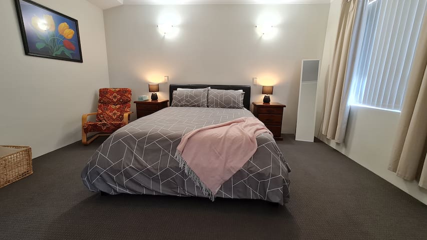 Central Vic Pk 2 townhouses 6×4+4 carparks+500mbps