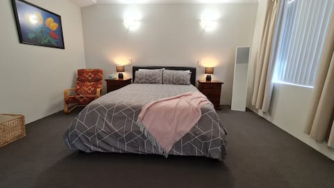 Central Vic Pk 2 townhouses 6x4+4carparks+100mbps