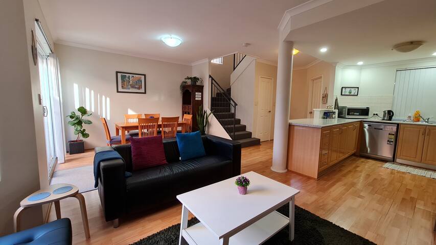 Central Vic Pk 2 townhouses 6×4+4carparks+100mbps gallery image 5