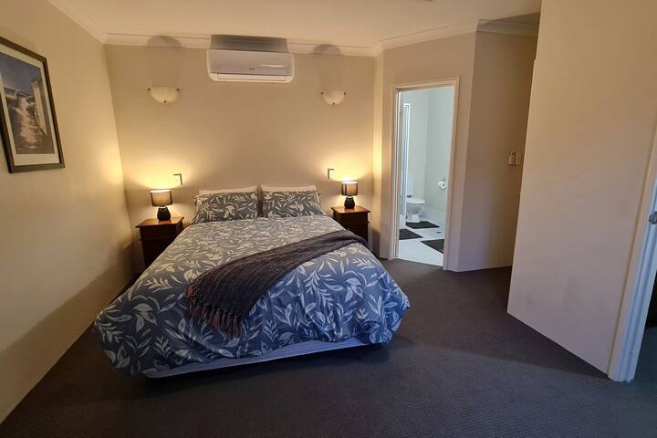 Central Vic Pk 2 townhouses 6×4+4carparks+100mbps gallery image 3