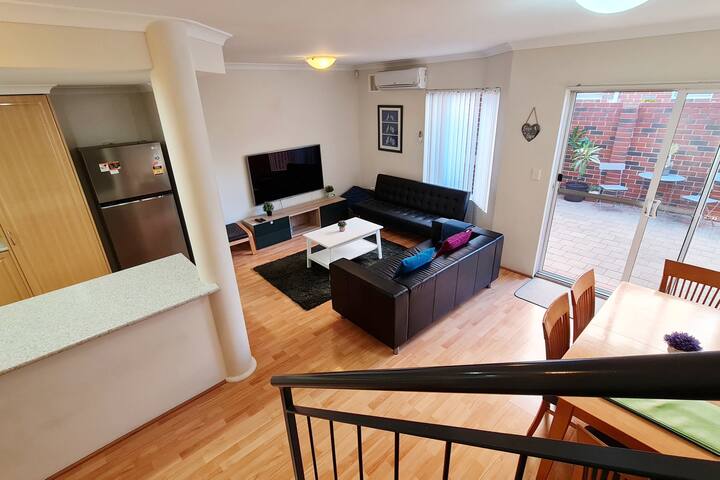 Central Vic Pk 2 townhouses 6×4+4carparks+100mbps gallery image 4