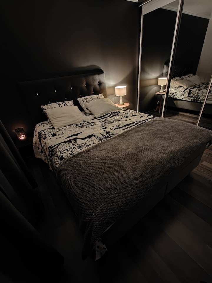 160 cm posteľ pre dvoch.
Ľavá strana tvrdá a pravá strana so strednou tuhosťou.