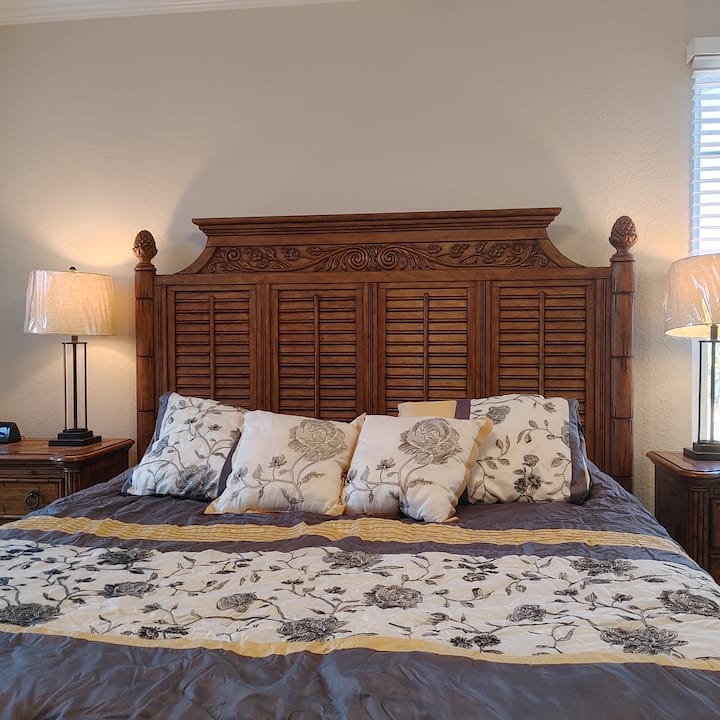 غرفة النوم الرئيسية بسرير كينج