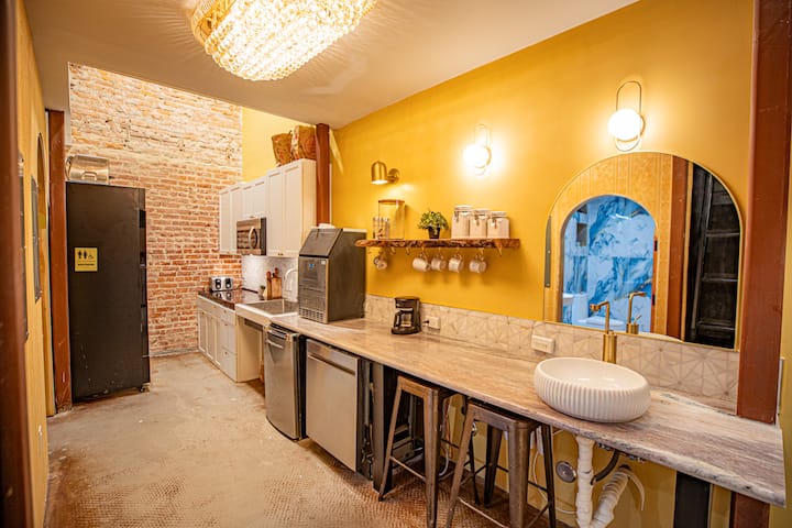 Social Stays Hostel [Queen Bed, 2 Person] - Santa Barbara, CA