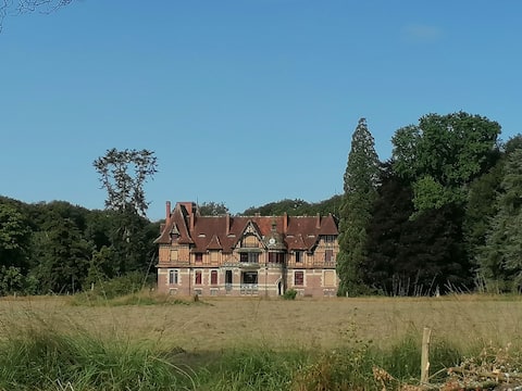 Large cottage in Brocéliande forest, beautiful pond view