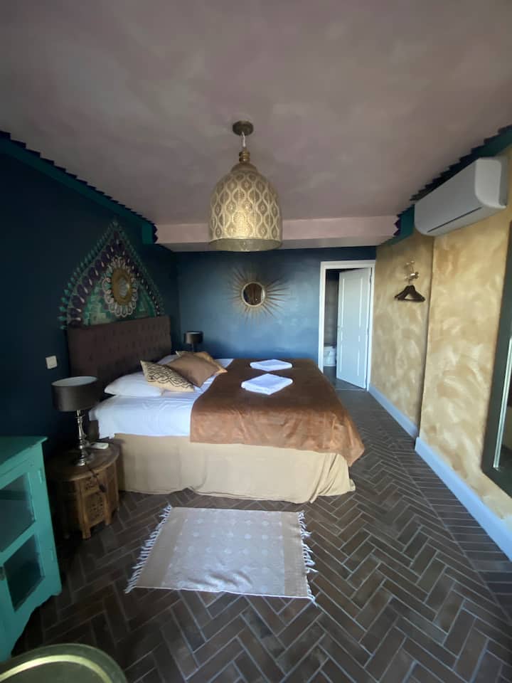 Mini-suite à Marrakech 
Lit double
Climatisation et réfrigérateur
Salle de bain