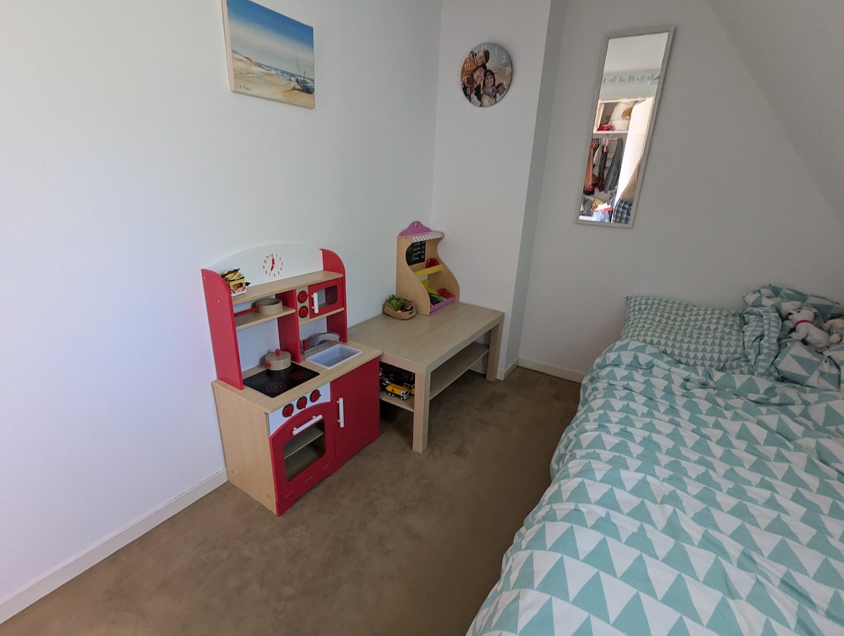 Na tejto fotke je vysúvacia posteľ uložená.
Spálňa potom pozostáva z 1 samostatnej postele a je tu priestor napríklad na rozkladaciu posteľ (bezplatne, už na mieste)