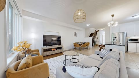 Entire 3+1 Bedroom Townhouse sleep up to 8