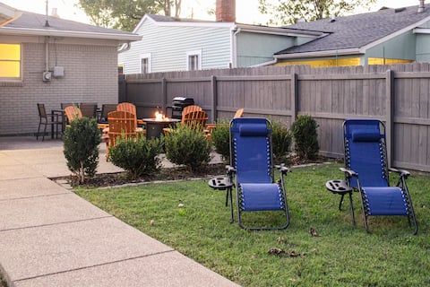 Cozy 3BR Home – King Bed, Backyard Near Downtown