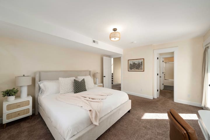 5 BD/3.5BA -Arcade-WFH Desks-Pool/Pingpong Table gallery image 5