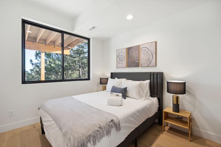 Ქვევით სტუმრების საძინებელი Queen Casper-ის ლეიბით