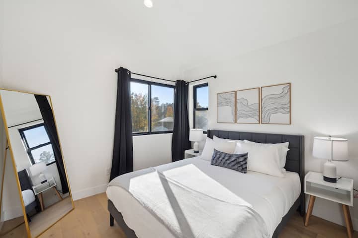 Ზემოთ სტუმრების საძინებელი კასპერ მატრასთან ერთად 