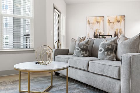 Top performing Airbnb: The Luxe Living 5 Min From Downtown in Longview Gardens