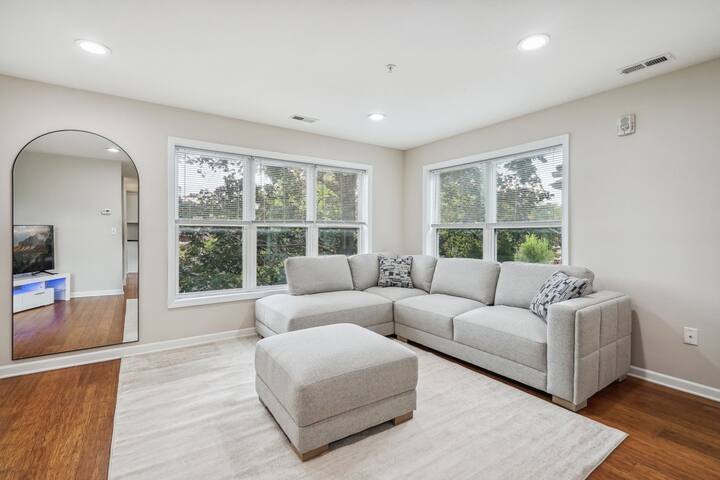 Luxury 4BR/5BA Home w/ Rooftop Near Downtown gallery image 2