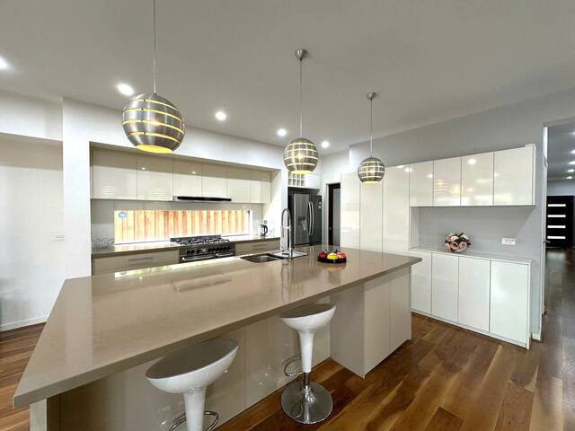 Charming 4Br/2Ba Family Retreat-Close Airport/CBD gallery image 3