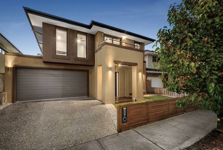 Charming 4Br/2Ba Family Retreat-Close Airport/CBD