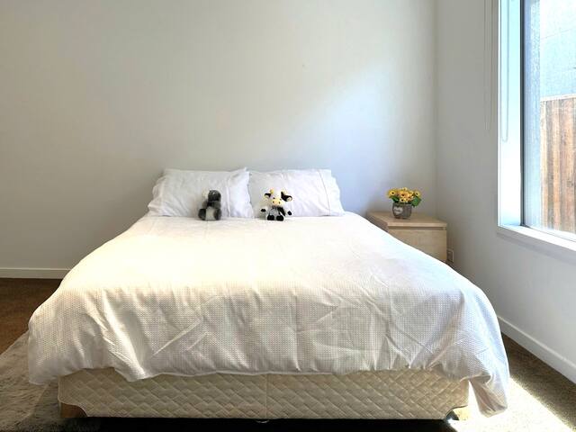 Charming 4Br/2Ba Family Retreat-Close Airport/CBD gallery image 5