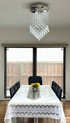 Charming 4Br/2Ba Family Retreat-Close Airport/CBD gallery image 4