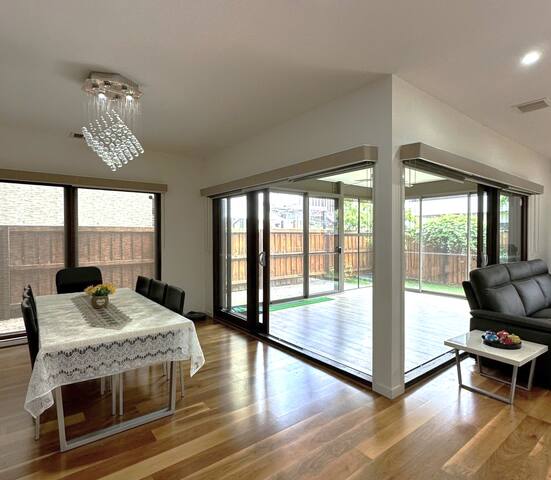 Charming 4Br/2Ba Family Retreat-Close Airport/CBD gallery image 2