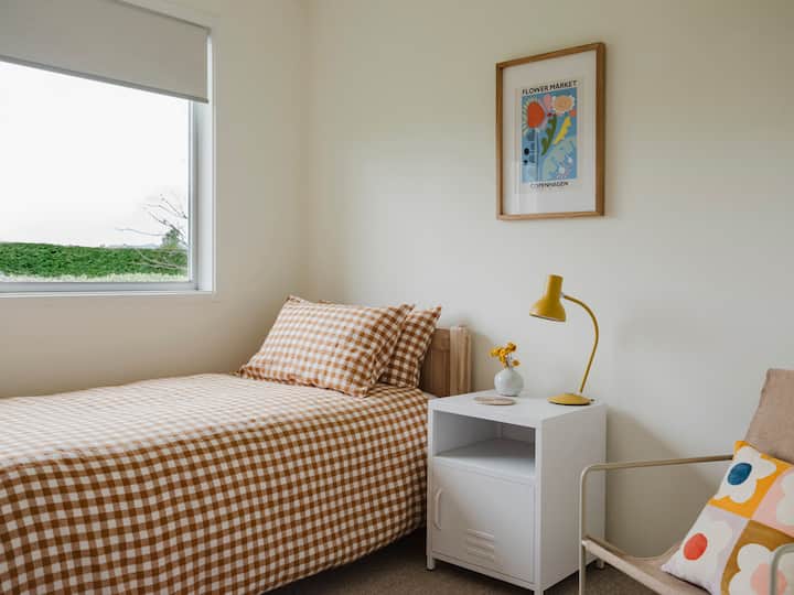 חדר שינה שלישי - מיטת יחיד. בנוסף, מיטת פורטה עם מצעים ומיטת יחיד נפתחת זמינה על פי בקשה לילד או לאורח השישי (מזרן קצף נוח שמתאים למבוגר, עם זאת, הוא מתאים ביותר לילד/נוער).     