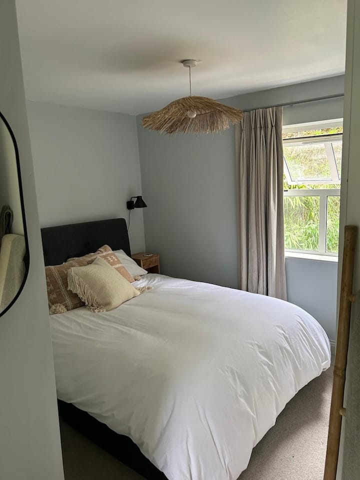 Луксузен брачен кревет со гардероби од подот до таванот. 