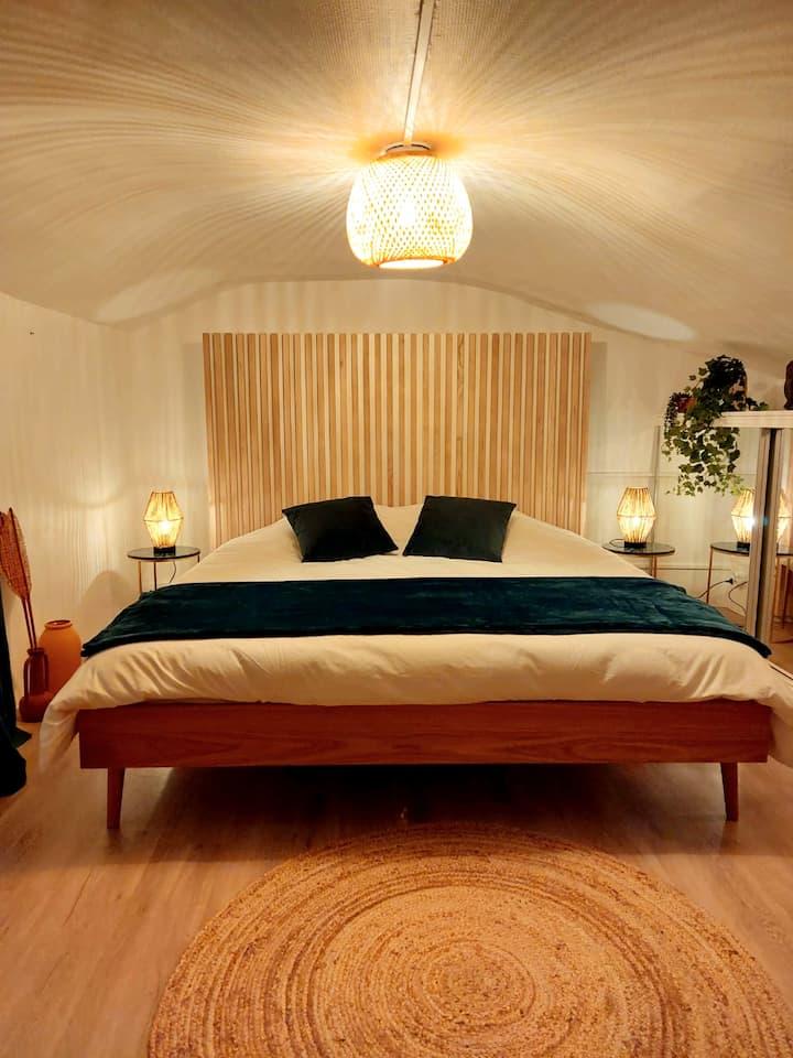 Das Schlafzimmer mit Kingsize-Bett und hochwertiger Matratze