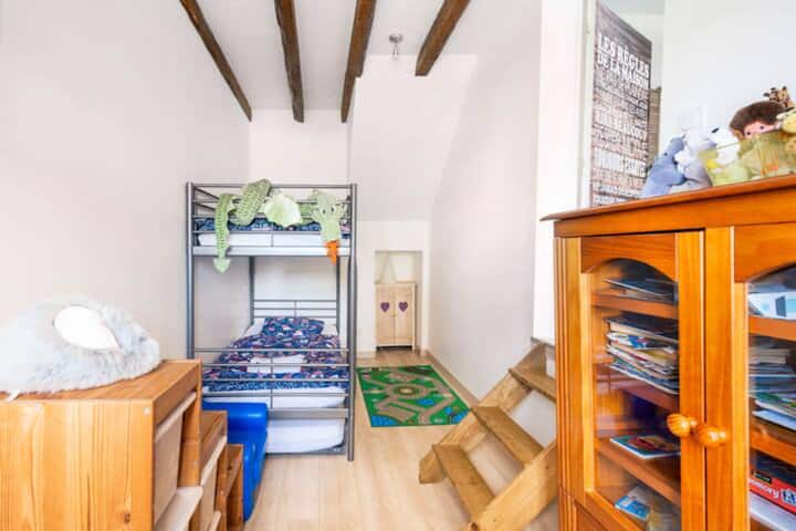 Habitación contigua a la habitación principal, con 3 literas y una zona de juegos