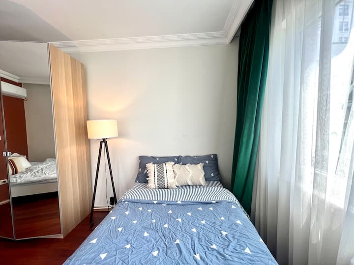 Просторна стая с едно двойно и едно единично легло, климатик и достатъчно място за съхранение за комфортен и организиран престой.