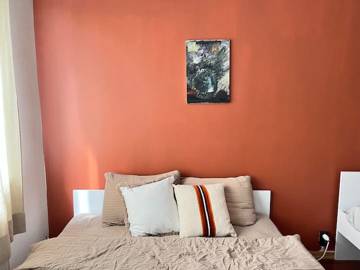 Просторна стая с едно двойно и едно единично легло, климатик и светла, релаксираща атмосфера за комфортен престой.