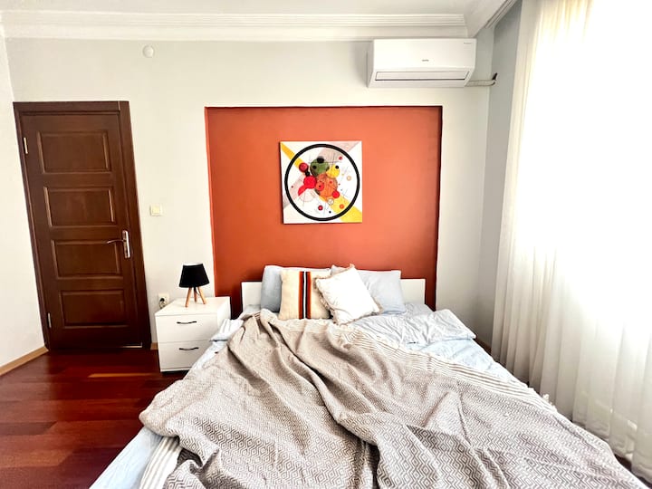 Стилна спалня с двойно легло и успокояваща атмосфера.