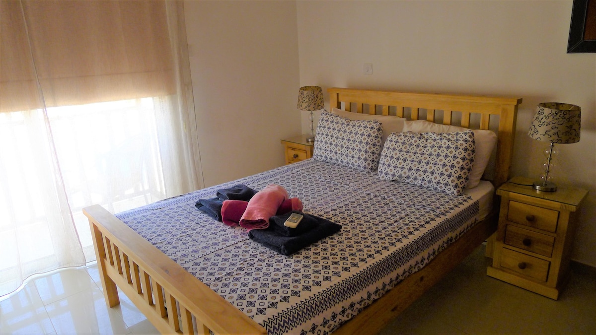 Chambre principale avec salle d'eau attenante.  Balcon avec aperçu de la mer.