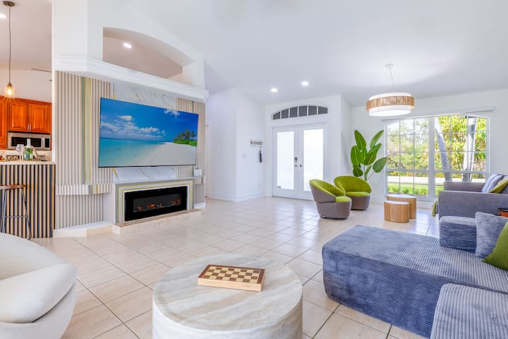 Kjo dhomë ndenjjeje e bukur dallohet për ndriçimin dhe hapësirën e saj të pabesueshme, e përkryer për t 'u mbledhur rehat me familjen dhe miqtë.