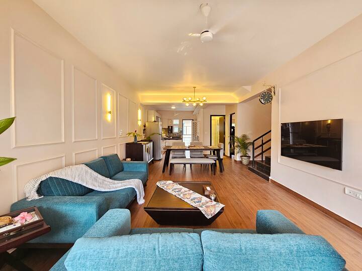 Een lichte en gastvrije leefruimte ontworpen voor ontspanning, compleet met moderne voorzieningen en stijl