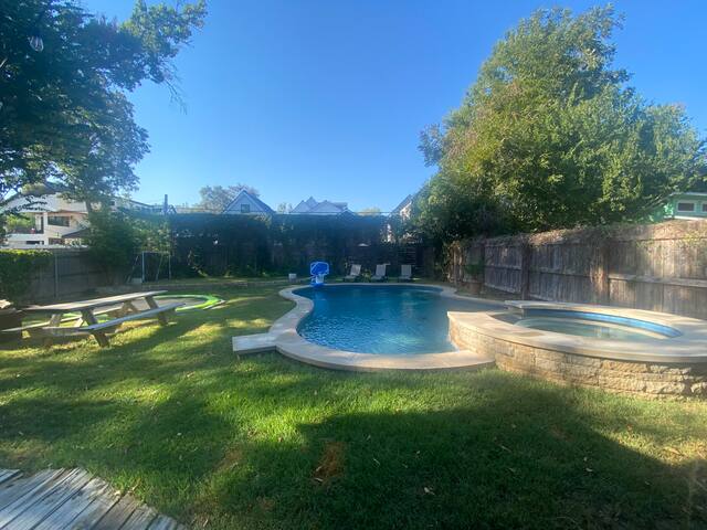 Cozy family home with pool in Zilker gallery image 3
