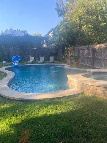Cozy family home with pool in Zilker gallery image 2