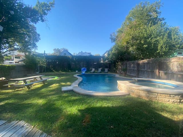 Cozy family home with pool in Zilker