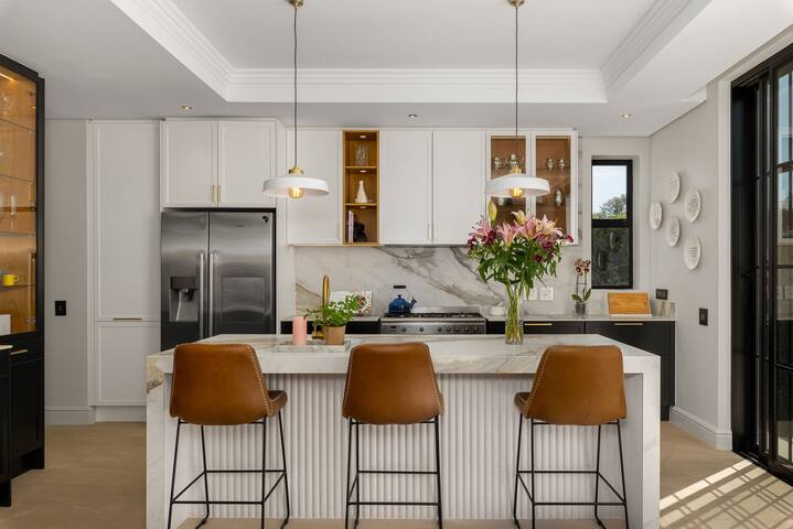 Newly Built 4BR Oasis w/ Views, Private Pool & Gym gallery image 5