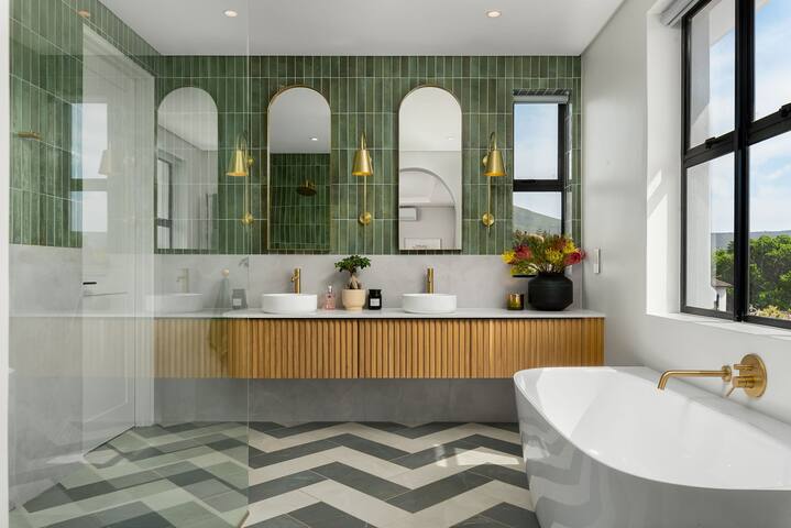 Newly Built 4BR Oasis w/ Views, Private Pool & Gym gallery image 3