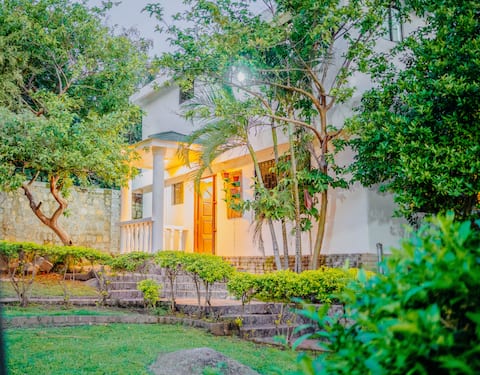 Capri Villa w Swimming Pool, Pool Table, Lake View