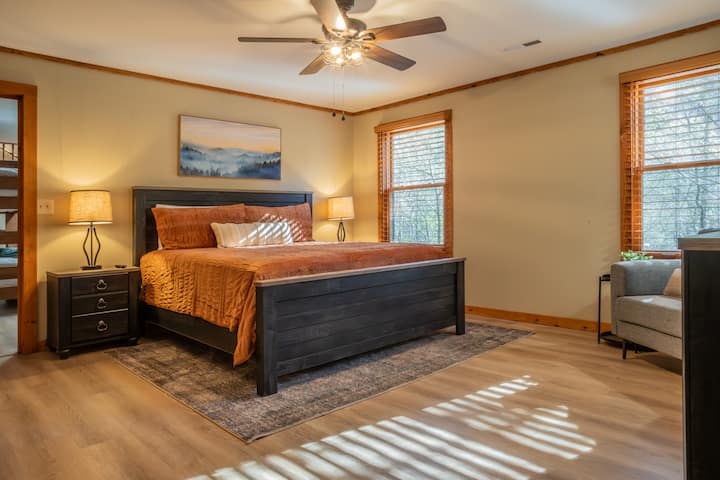 Este amplio dormitorio cuenta con una cómoda cama tamaño king, asientos acogedores y amplia luz natural. Incluye un baño privado extragrande y dos entradas: una a la sala de juegos y la otra directamente a la zona de aparcamiento; ¡ofreciendo comodidad y comodidad!
