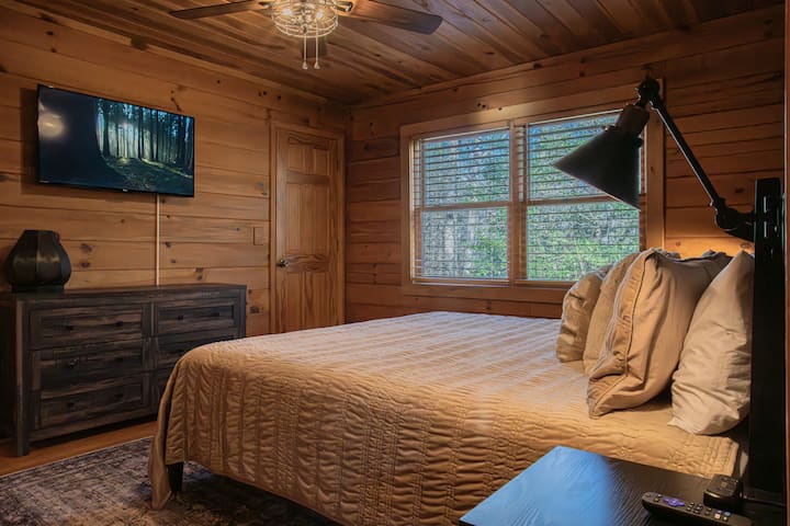 Este acogedor dormitorio cuenta con una cómoda cama, una decoración moderna y un armario privado. Con dos entradas: una al pasillo principal cerca de la cocina y otra directamente a la sala de estar. Ofrece fácil acceso y flexibilidad para tu comodidad.