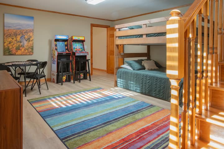 Esta vibrante habitación cuenta con una acogedora litera para noches de descanso y entretenimiento interminable con juegos de arcade, juegos de mesa y mesa de juegos. Perfecto para niños y adultos por igual, es el espacio ideal para divertirse, relajarse y crear recuerdos inolvidables.