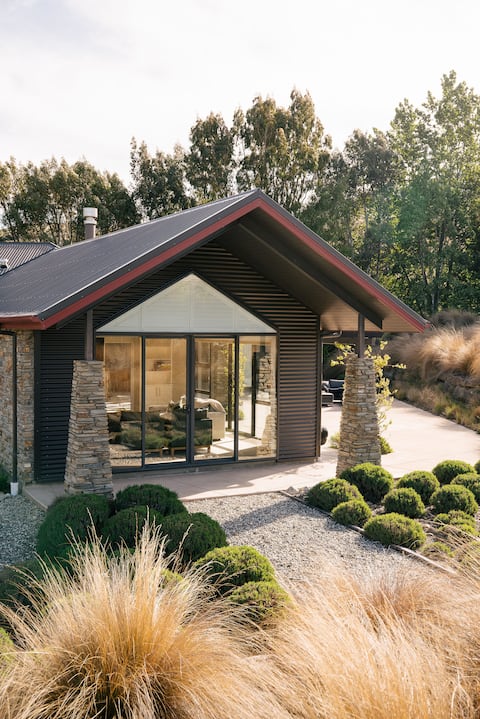 Cardrona Alpine Villa (with hot tub)