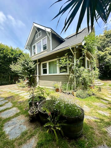 Hollywood house 2bdr with parking