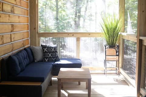 Cozy Log Cabin @ Patoka Lake w/ Hot Tub & King Bed