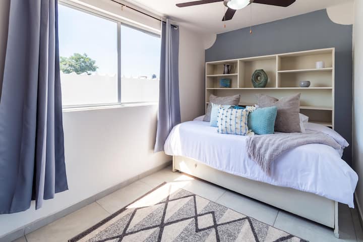 Recámara tipo canguro con 2 camas individuales con carácter sereno y estilo limpio