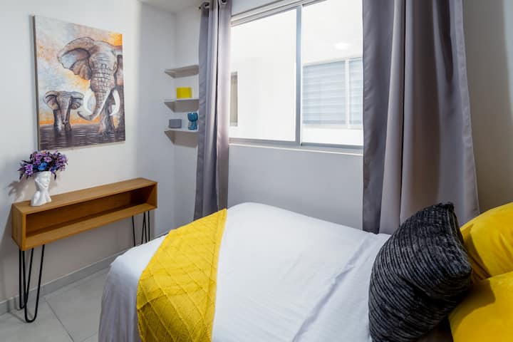 Una recámara individual con carácter sereno y estilo limpio / A single bedroom with serene character and clean styling