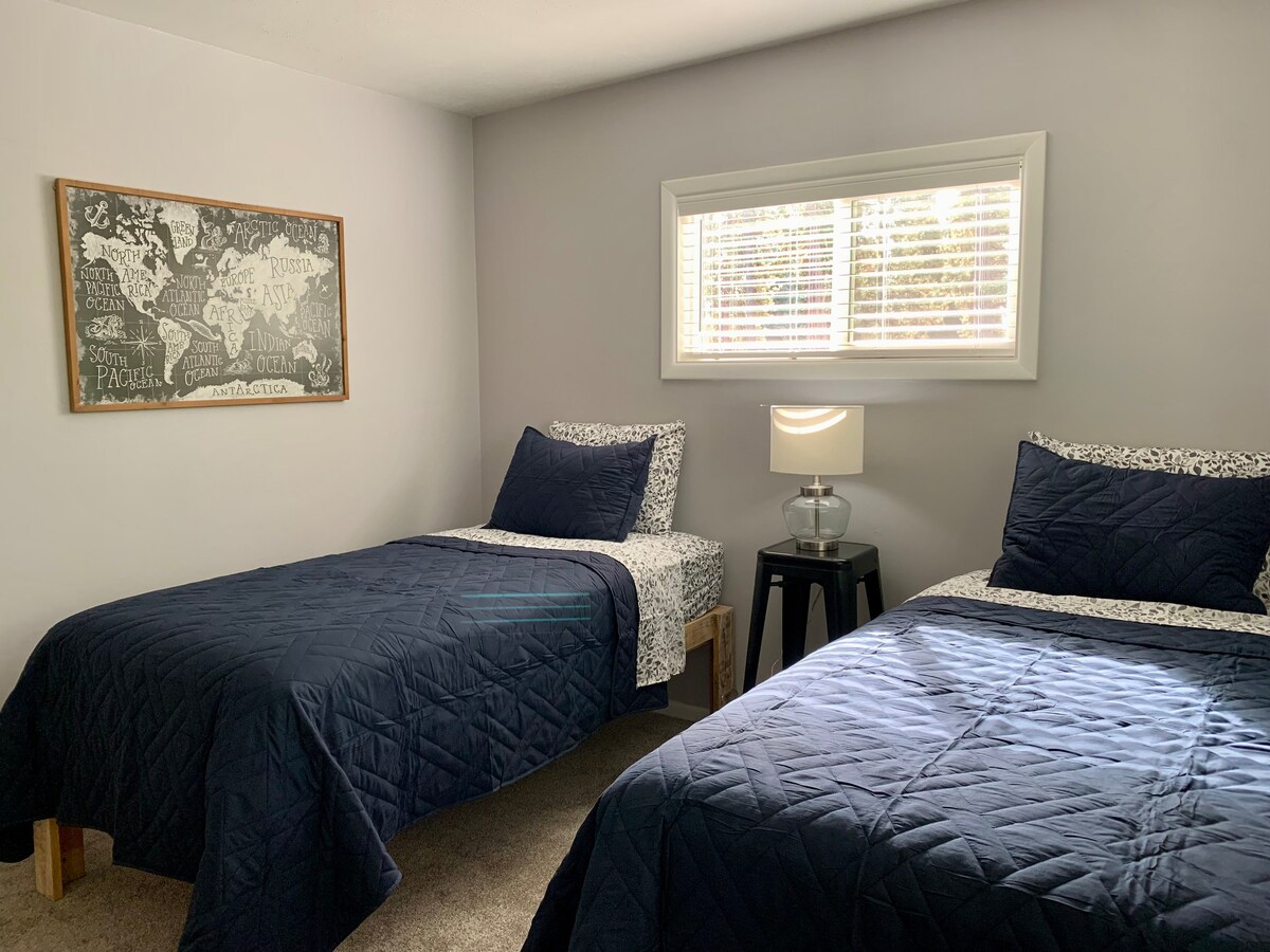 Ubytovanie vhodné pre rodiny. V skrini v tejto izbe sa nachádza Pack n' Play a vysoká stolička spolu s niekoľkými hračkami.