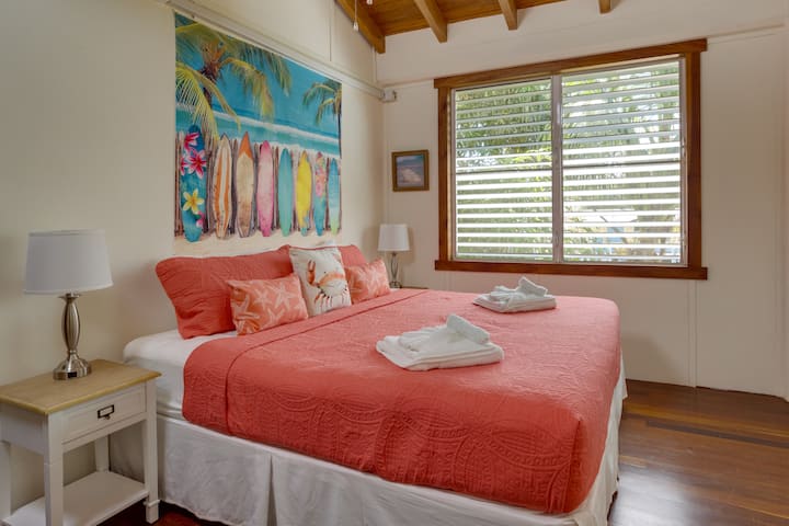 Kjo dhomë gjumi ka një krevat dopio "king" dhe shumë dritë me 6 dritare, një ventilator tavani dhe ajër të kondicionuar
